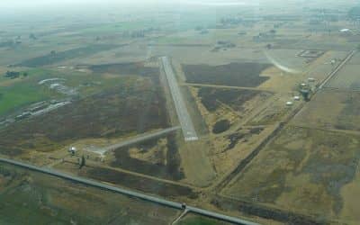UN AVION ESTA HACIENDO UN TRABAJO DE CALIBRACION DE PICOS Y ARROJA AGUA SOBRE LA PISTA DE ÑANCO LAUQUEN