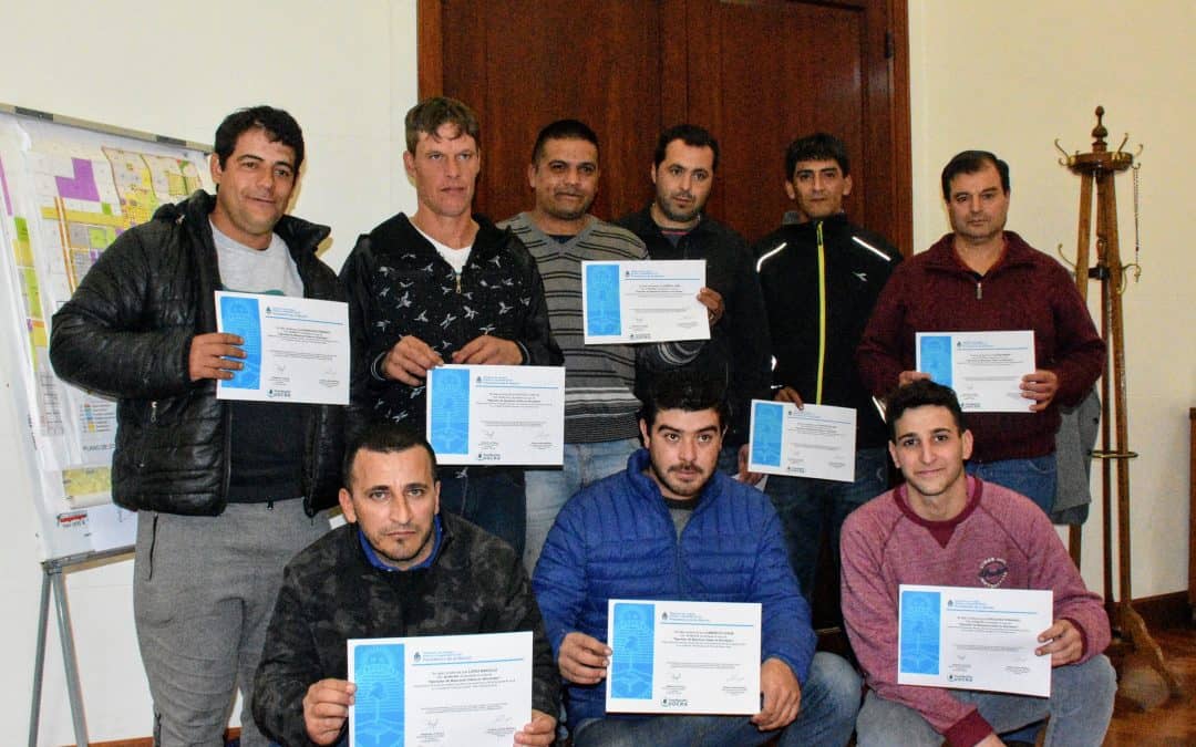 Se entregaron certificados a empleados municipales que se capacitaron en el manejo de máquinas viales