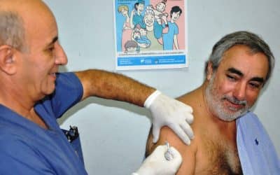 EL INTENDENTE SE APLICÓ LA DOSIS EN EL INICIO DE LA CAMPAÑA DE LA VACUNACIÓN ANTIGRIPAL