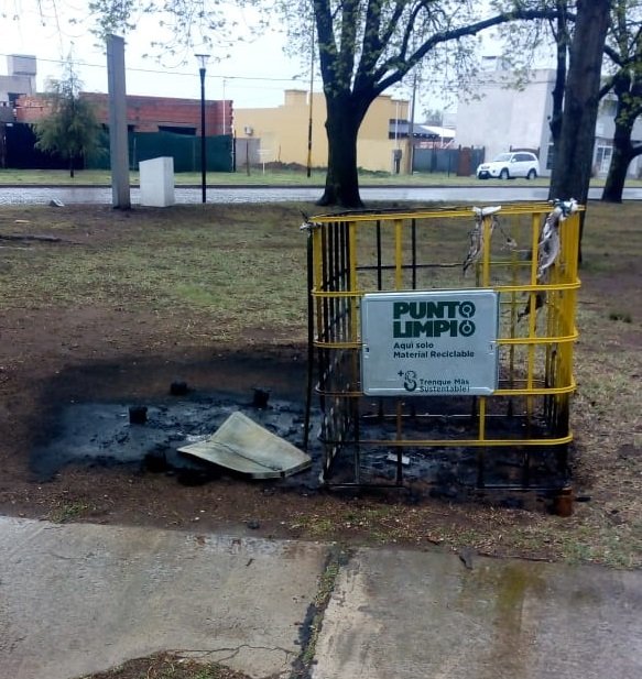 VANDALISMO: PRENDIERON FUEGO EL PUNTO LIMPIO INSTALADO EN BARRIO PARQUE EN EL MISMO DÍA QUE FUE INSTALADO