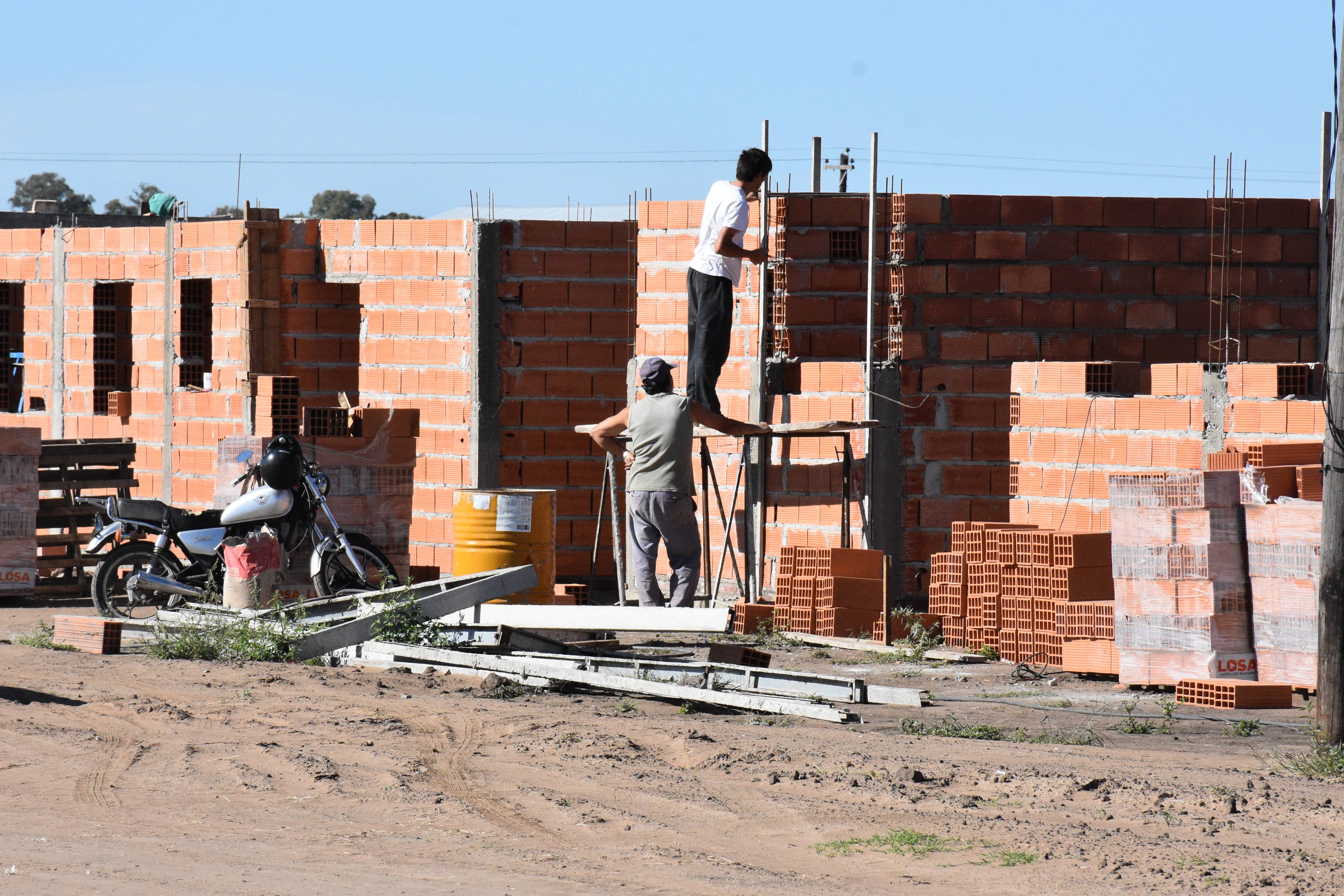 AVANCES EN LA CONSTRUCCION DE VIVIENDAS DE DIFERENTES PLANES EN LA