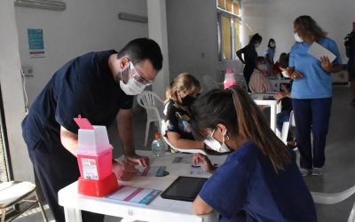 COVID-19: COMENZÓ HOY (JUEVES) LA VACUNACIÓN MASIVA EN LA POSTA SANITARIA QUE FUNCIONA EN LA SECUNDARIA Nº 8