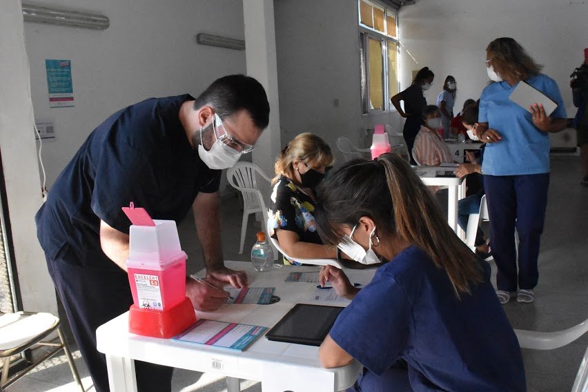 COVID-19: COMENZÓ HOY (JUEVES) LA VACUNACIÓN MASIVA EN LA POSTA SANITARIA QUE FUNCIONA EN LA SECUNDARIA Nº 8