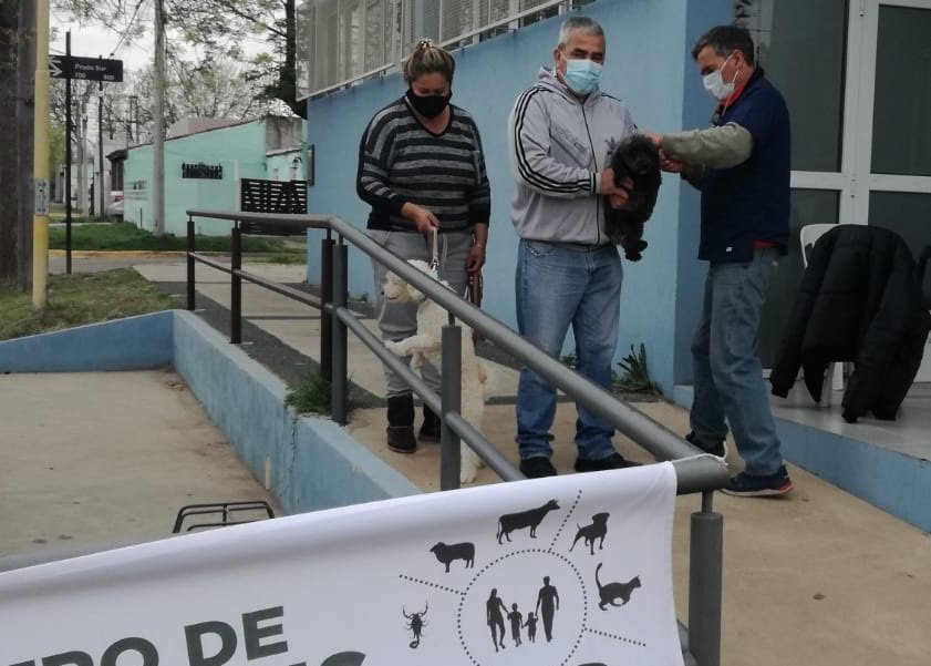 MÁS DE UN CENTENAR DE PERROS Y GATOS FUERON VACUNADOS CONTRA LA RABIA EN LA PRIMERA SALIDA DE ZOONOSIS EN SU CAMPAÑA ITINERANTE