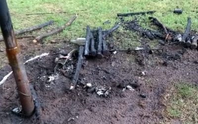 OTRO HECHO DE VANDALISMO, ESTA VEZ EN PLAZA ESPAÑA, DONDE PRENDIERON FUEGO UN CANASTO Y DAÑARON LA INSTALACIÓN ELÉCTRICA