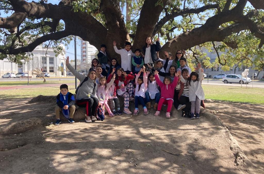 ALUMNOS/AS DE LA ESCUELA Nº 16 Y EL JARDÍN Nº 910 HICIERON UNA VISITA GUIADA A LA PLAZA SAN MARTÍN