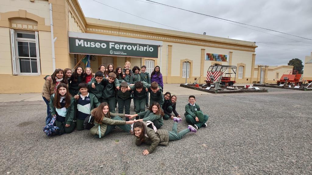 ESTUDIANTES DEL COLEGIO LOS NUEVOS SURCOS DE AMÉRICA VISITARON EL MUSEO FERROVIARIO