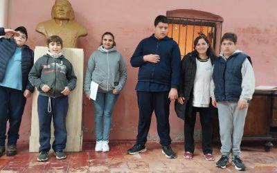 UN GRUPO DE ALUMNOS/AS DE LA ESCUELA ESPECIAL Nº 502 VISITÓ LA PLAZA SAN MARTÍN, EL MUSEO DE LA COMANDANCIA Y LA PARROQUIA