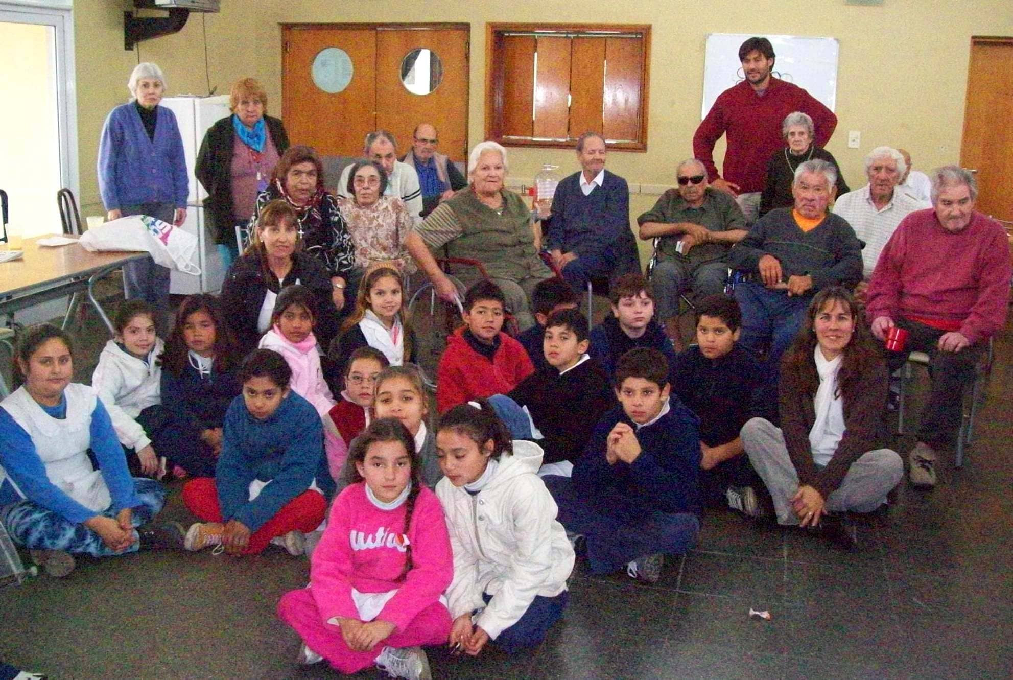 Alumnos de la EP 5 visitaron el Hogar Castella