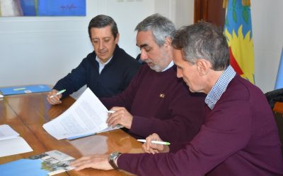 EL MINISTRO KATOPODIS VISITÓ LA CIUDAD Y FIRMÓ CON EL INTENDENTE FERNÁNDEZ Y NÉSTOR ÁLVAREZ UN ACTA POR $80 MILLONES PARA UNA PLANTA ENVASADORA DE AGUA