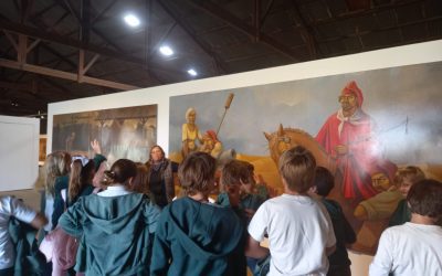 UN GRUPO DE ALUMNOS/AS DE 5° AÑO DEL COLEGIO LOS MÉDANOS VISITÓ EL MUSEO DE ARTE MURAL RODOLFO CAMPODÓNICO