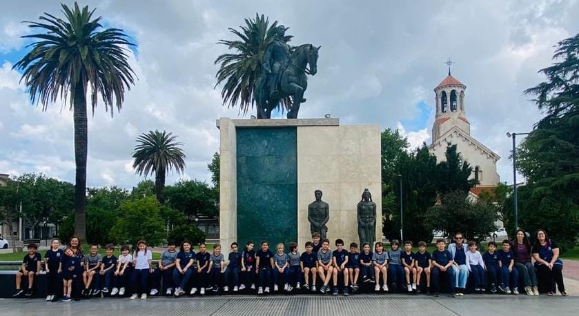 ESTUDIANTES DE SEGUNDO GRADO DEL INSTITUTO MIGUEL DI GERÓNIMO REALIZARON UNA VISITA GUIADA A LA PLAZA SAN MARTÍN