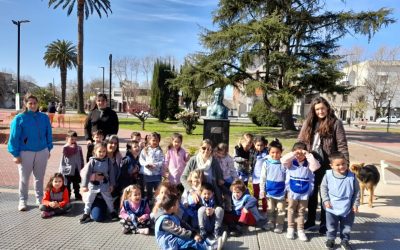 LOS NIÑOS Y NIÑAS DE LA SALA LILA DEL JARDÍN Nº902 TUVIERON UNA VISITA GUIADA A LA PLAZA SAN MARTÍN