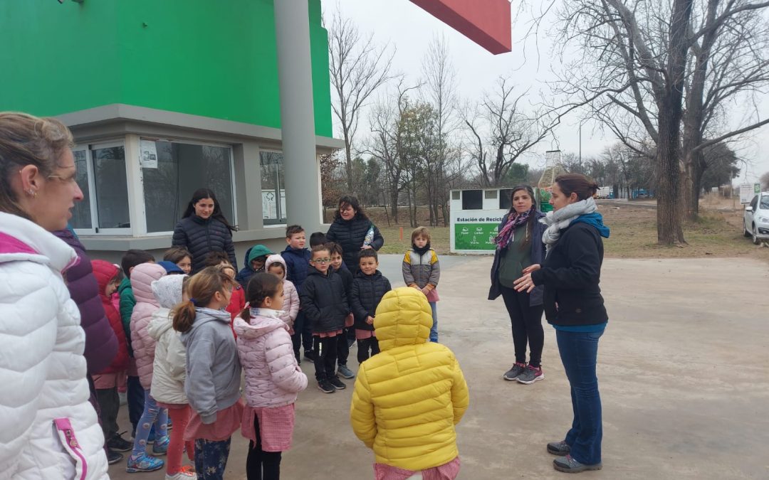 ALUMNOS/AS DE LA SALA ARCO IRIS DEL JARDÍN CORAZÓN, ACOMPAÑADOS POR PADRES Y LA DOCENTE, RECORRIERON EL POLO AMBIENTAL TRENQUE LAUQUEN