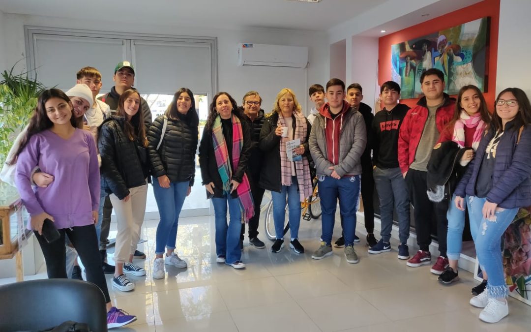 ESTUDIANTES DE TRES LOMAS HICIERON UNA VISITA GUIADA POR EL ARTE MURAL DE TRENQUE LAUQUEN