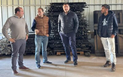 EL MUNICIPIO CONTINÚA FORTALECIENDO LA ARTICULACIÓN CON EL SECTOR PRIVADO: EL INTENDENTE VISITÓ UNA EMPRESA LOCAL QUE TRANSFORMA PLÁSTICO RECICLADO EN MUEBLES SUSTENTABLES