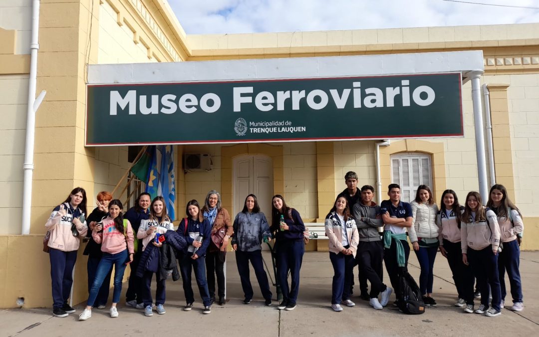 ALUMNOS/AS DE LA ESCUELA SECUNDARIA Nº 2 Y DEL JARDÍN Nº901 RECORRIERON LOS MUSEOS DEL CUADRO FERROVIARIO