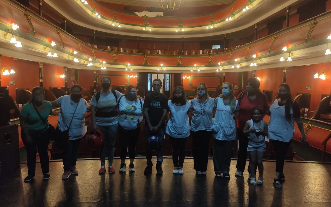 VISITAS GUIADAS AL TEATRO ESPAÑOL: LA ESCUELA PRIMARIA DE ADULTOS Nº 701 RECORRIÓ LAS INSTALACIONES Y PUDO REPASAR LA HISTORIA DEL LUGAR