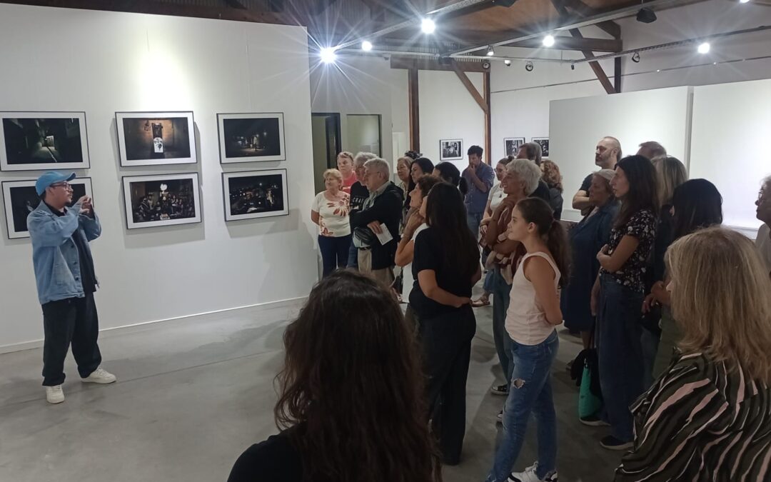 SE REALIZÓ LA PRIMERA VISITA GUIADA A LA MUESTRA “CIUDAD OCULTA. FOTOGRAFÍA Y TERRITORIO” JUNTO A SU AUTOR, NAHUEL ALFONSO