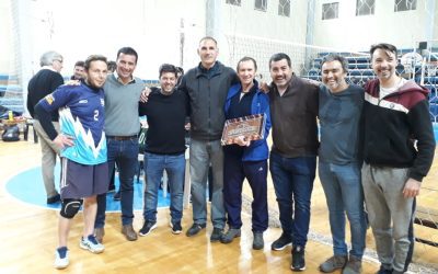 VÓLEY MASCULINO: CON UN RECONOCIMIENTO AL PROFESOR OSCAR DANERI Y LOS CINCO PARTIDOS DE LA PRIMERA FECHA, DIO COMIENZO EL TORNEO CLAUSURA