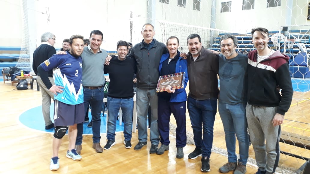 VÓLEY MASCULINO: CON UN RECONOCIMIENTO AL PROFESOR OSCAR DANERI Y LOS CINCO PARTIDOS DE LA PRIMERA FECHA, DIO COMIENZO EL TORNEO CLAUSURA