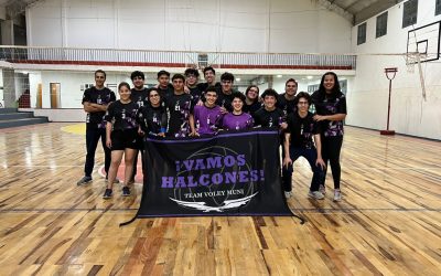 EL EQUIPO DE VÓLEY DE LA MUNICIPALIDAD ESTRENÓ CAMISETAS Y LA BANDERA QUE LOS IDENTIFICARÁ EN LOS TORNEOS