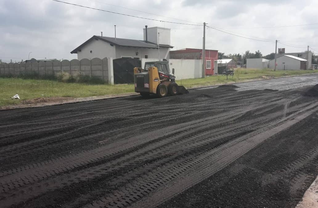 SE ESTA REALIZANDO LA CARPETA ASFÁLTICA EN LA CALLE 12 DE ABRIL, ENTRE MIRABELLI Y GOBERNADOR ALENDE