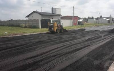SE ESTA REALIZANDO LA CARPETA ASFÁLTICA EN LA CALLE 12 DE ABRIL, ENTRE MIRABELLI Y GOBERNADOR ALENDE