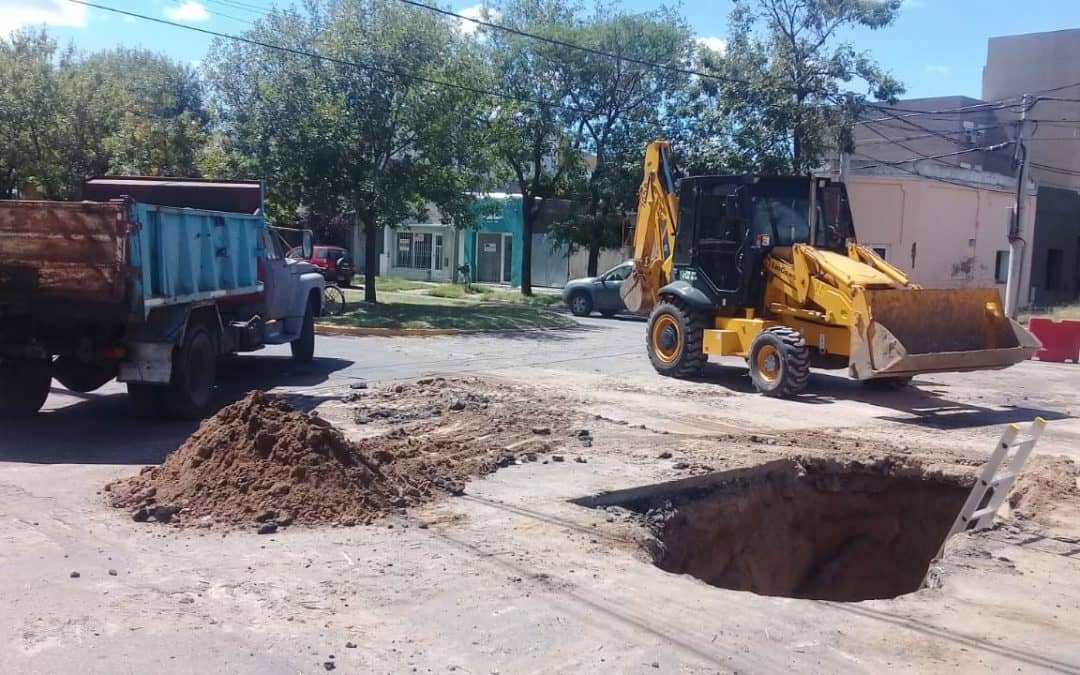 PERSONAL DE INFRAESTRUCTURA ESTA REPARANDO LA ROTURA DE UN CAÑO PLUVIAL EN SIMINI Y MONFERRAND