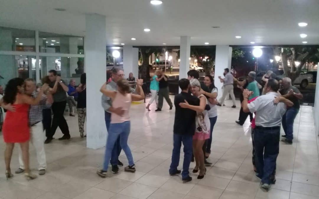 TANGO EN LA CALLE Y OTRA NOCHE CON MUCHOS PARA MIRAR, ESCUCHAR, BAILAR Y COMPARTIR