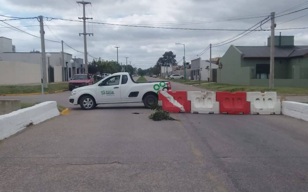 EL MUNICIPIO REPARA UN HUNDIMIENTO DE ASFALTO EN LLAMBÍAS Y MALDONADO Y CORTÓ EL TRÁNISTO EN EL LUGAR