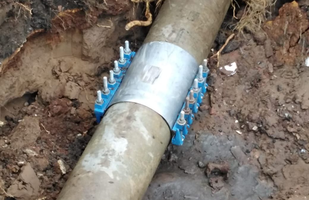 COMIENZA A RESTABLECERSE EL SUMINISTRO DE AGUA TRAS LA REPARACIÓN DE EMERGENCIA EN UN CAÑO TRONCAL EN CALLE MONFERRAND ENTRE PINCÉN Y ARRASTÚA