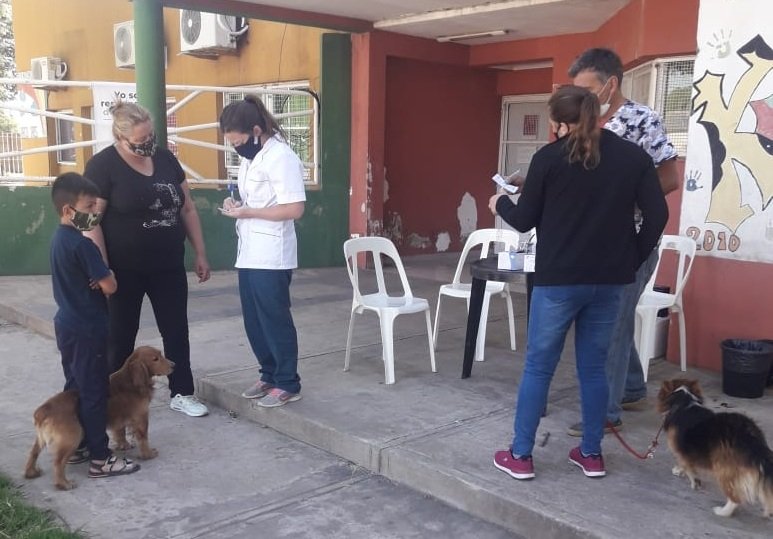 CAMPAÑA GRATUITA DE VACUNACIÓN ANTIRRÁBICA POR LOS BARRIOS: ZOONOSIS MUNICIPAL VACUNÓ OTRAS 212 MASCOTAS EN BARRIO PARQUE