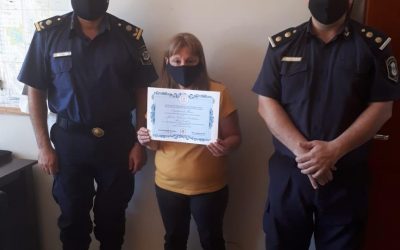 LA POLICÍA DISTINGUIÓ A LA RESPONSABLE DEL ÁREA DE CONTRALOR MUNICIPAL POR EL TRABAJO CONJUNTO EN EL MARCO DE LA PANDEMIA