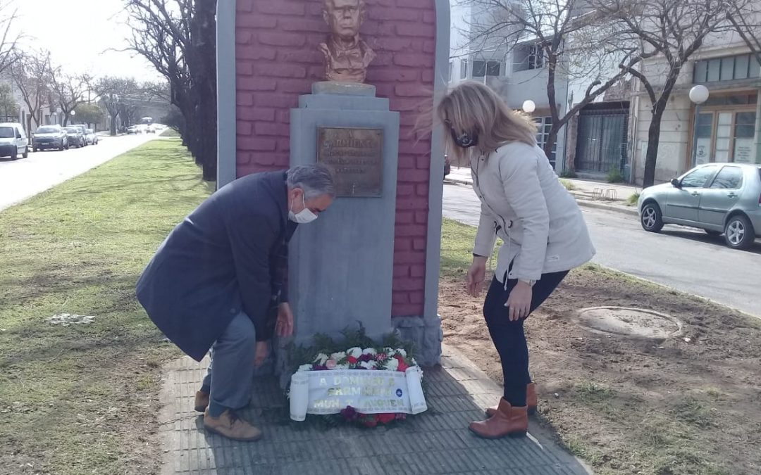DÍA DEL MAESTRO: SE COLOCÓ UNA OFRENDA FLORAL EN HOMENAJE A DOMINGO FAUSTINO SARMIENTO