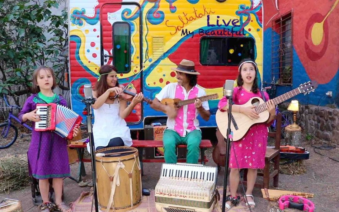 POR TERCERA VEZ, SALTATAKI, LA FAMILIA MUSICAL VIAJERA, VIENE A TRENQUE LAUQUEN CON UNA PROPUESTA PARA TODA LA FAMILIA