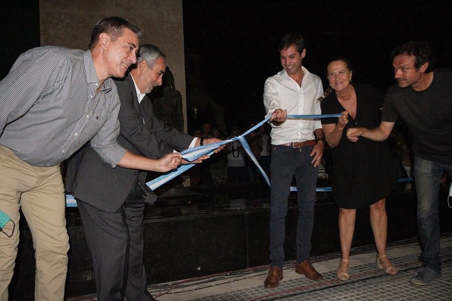 CON AMPLIA PARTICIPACIÓN COMUNITARIA, BANDAS EN VIVO, ACROBACIAS EN EL AIRE Y FUEGOS ARTIFICIALES, EL INTENDENTE ENCABEZÓ EL ACTO DE REINAGURACIÓN DE LA PLAZA SAN MARTÍN