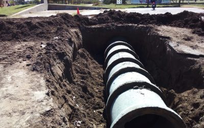 YA FUE COLOCADA LA NUEVA CAÑERÍA EN EL TRAMO DEL CANAL DE DESAGÜES PLUVIALES EN EL ACCESO PERÓN, Y MAÑANA (MIÉRCOLES) CONTINÚAN LOS TRABAJOS