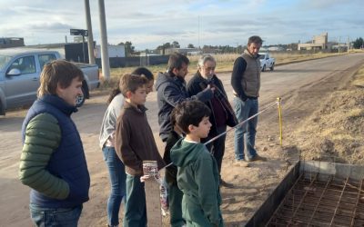 EL INTENDENTE LE MOSTRÓ A TOMÁS, EL NIÑO DE 10 AÑOS QUE HABÍA PRESENTADO EL PROYECTO DE UN PUENTE SOBRE CALLE CARABELLI, QUE LA OBRA YA ESTÁ CASI LISTA