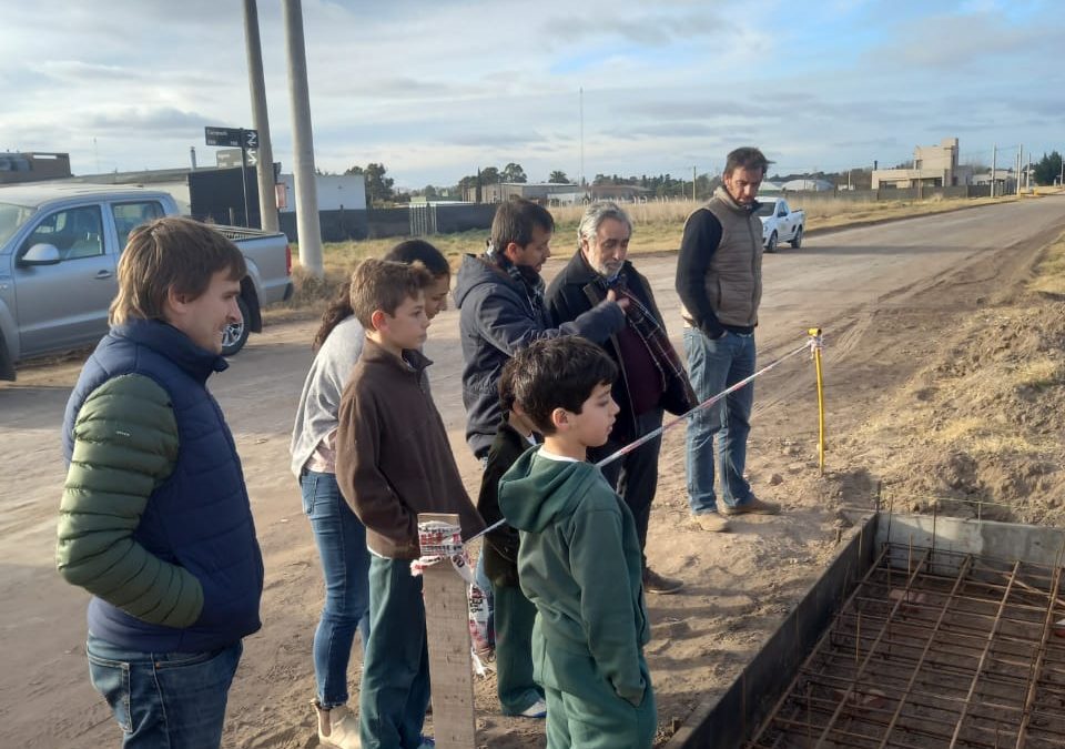 EL INTENDENTE LE MOSTRÓ A TOMÁS, EL NIÑO DE 10 AÑOS QUE HABÍA PRESENTADO EL PROYECTO DE UN PUENTE SOBRE CALLE CARABELLI, QUE LA OBRA YA ESTÁ CASI LISTA