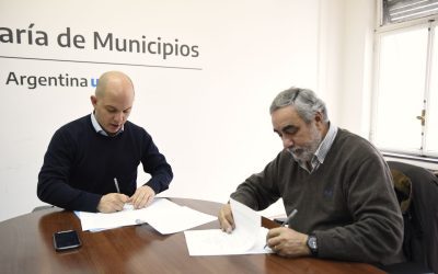 EL INTENDENTE FIRMÓ CON EL SECRETARIO DE ASUNTOS MUNICIPALES DE NACIÓN EL CONVENIO PARA LA COMPRA DEL TOMÓGRAFO, UN MINIBUS Y UNA UNIDAD DE TRASLADO RÁPIDO
