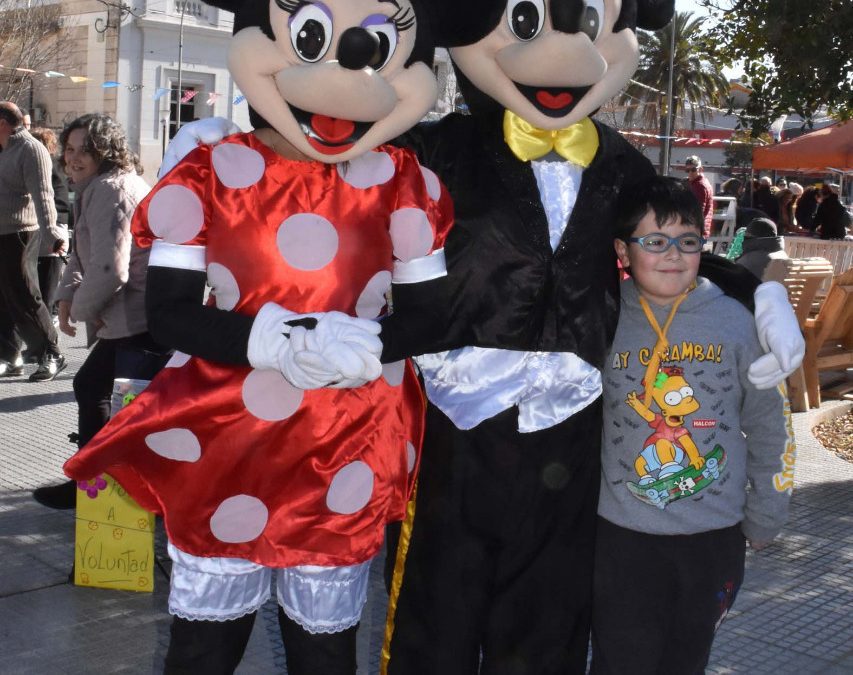 LA FERIA DE INVIERNO LE ABRIÓ LA PUERTA A OTRA TARDE ÚNICA EN LA PLAZA SAN MARTÍN, CON MUCHAS FAMILIAS DISFRUTANDO DE ACTIVIDADES LÚDICAS, CULTURALES Y RECREATIVAS
