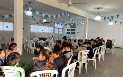 LOS CHICOS/AS Y EL EQUIPO DE TRABAJO DE CASA DEL NIÑO CELEBRARON HOY (VIERNES) EL 25 DE MAYO CON UNA COMIDA TRADICIONAL Y JUEGOS TEMÁTICOS