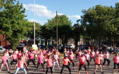 BUEN CLIMA, ALEGRÍA Y UNAS 70 PERSONAS PARA HACER ZUMBA EN COMUNIDAD, EN EL MES DE LA LUCHA CONTRA EL CÁNCER DE MAMA