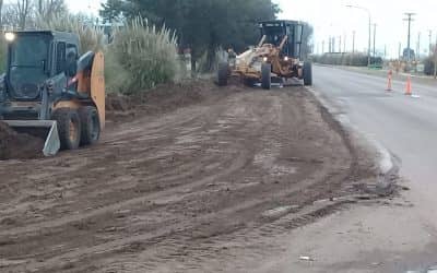 INFRAESTRUCTURA TRABAJA EN LA NIVELACIÓN DE BANQUINAS EN EL ACCESO PERÓN, ENTRE LA ROTONDA Y EL POLIDEPORTIVO