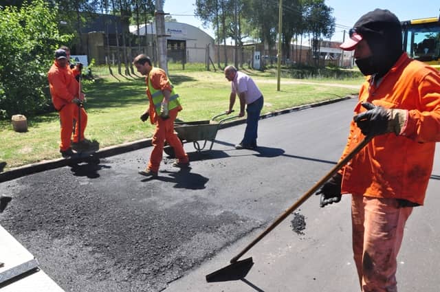 Se avanza con las tareas de pavimentación en el acceso de la ruta 5