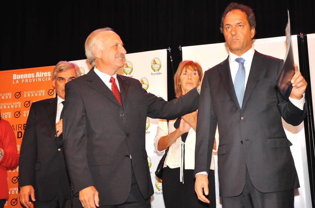 Scioli inauguró obras y entregó aportes