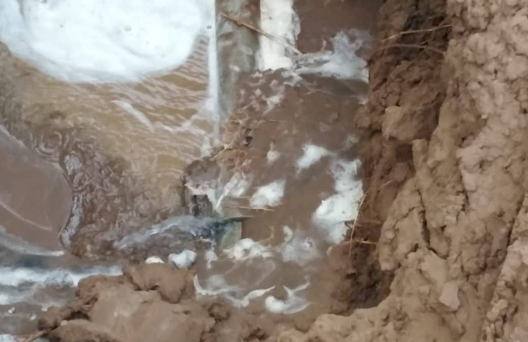 EN PELLEGRINI Y QUINTANA REPARARON UNA ROTURA EN LA UNIÓN DE LA CAÑERÍA DE AGUA PERO AÚN ESTÁ CORTADO EL TRÁNSITO