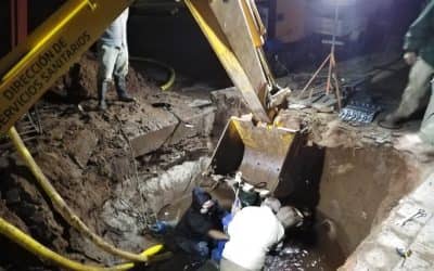ESTA MADRUGADA PERSONAL DE SERVICIOS SANITARIOS REPARÓ UNA ROTURA EN EL CAÑO PRINCIPAL DE AGUA EN PEREYRA ROZAS Y VILLEGAS