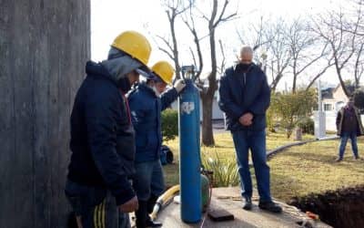 PERSONAL DE SERVICIOS SANITARIOS ESTÁ TRABAJANDO EN LA COPA DE AGUA, DONDE REPARA UN BY PASS DEL CAÑO QUE ABASTECE A LA CIUDAD